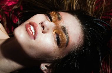 Tatil altın glitter makyaj güzel kız