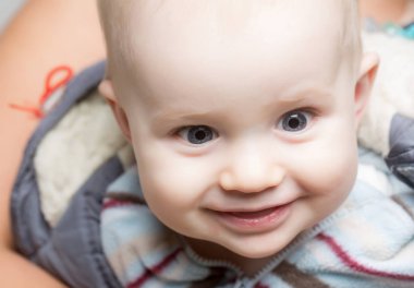 Yüz döşeme gülümseyen şirin mutlu bebek çocuk