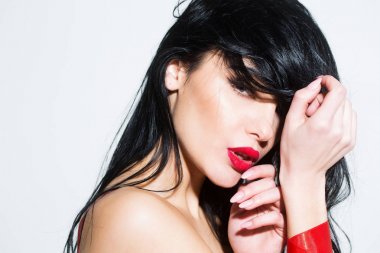 Kırmızı dudaklar, şerit uzun saçlı seksi kadınla