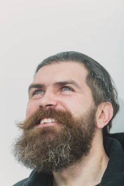 Sakallı gülümseyen mutlu acımasız beyaz adam aramak