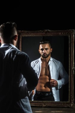 seksi atlet cesedin yanında vintage ayna ile kas maço adam