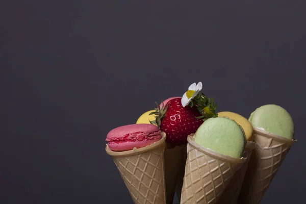 Macaron colorido, galletas sabrosas en waffle, cono de helado de oblea —  Fotos de Stock