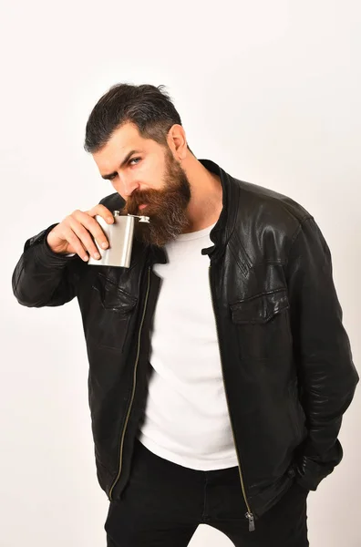 Homme barbu sérieux hipster avec pot métallique en veste en cuir — Photo