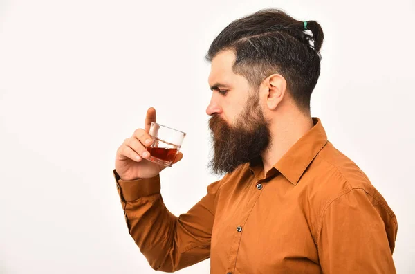 Vakava parrakas mies hipster viski lasi oranssi paita — kuvapankkivalokuva