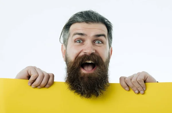 Hombre barbudo feliz hipster con papel amarillo aislado en blanco —  Fotos de Stock