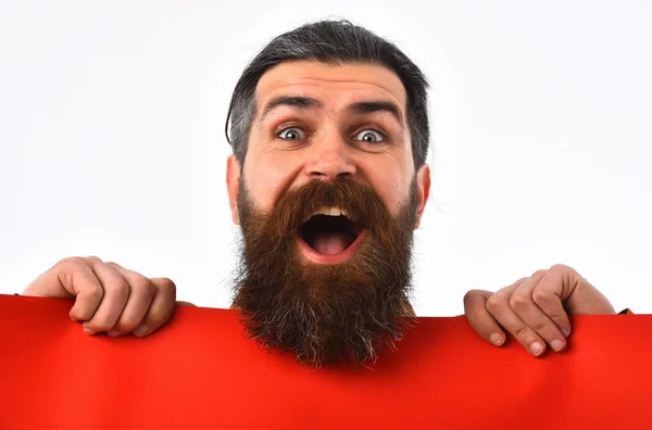 Heureux homme barbu hipster avec du papier rouge isolé sur blanc — Photo