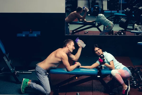 Braço wrestling muscular homem e menina no ginásio — Fotografia de Stock
