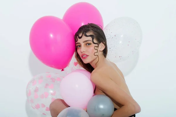Hezká holka s růžovou nafukovacích balónků izolované na bílém — Stock fotografie