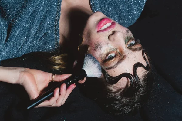Mooie fashion girl holiday glitter make-up zetten — Stockfoto