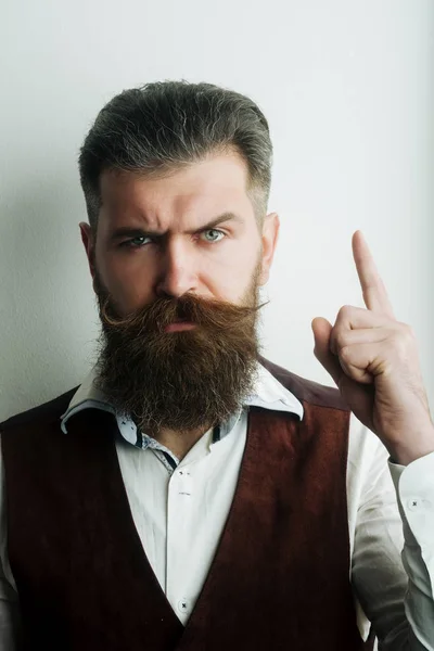 Бородатий чоловік, жорстокий білий хіпстер з серйозним обличчям — стокове фото