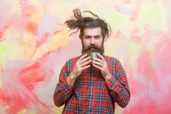 Uomo barbuto tenendo tazza di metallo su sfondo astratto — Foto Stock