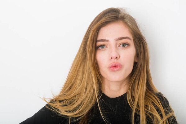 сексуальная красивая улыбающаяся девушка с длинными светлыми волосами в черном
