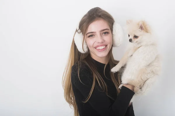 Sexy bastante feliz chica con pequeño pomeranian perro en orejeras — Foto de Stock