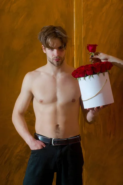 セクシーな体にひげを生やした筋肉男を保持する赤いローズ ボックス — ストック写真