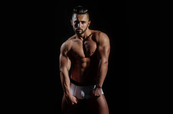 Bel homme macho musclé avec corps d'athlète sexy en pantalon — Photo