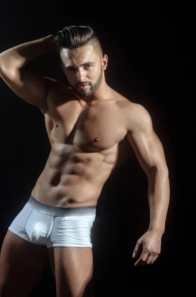 Schöner muskulöser Macho mit sexy Athletenkörper in Hosen — Stockfoto