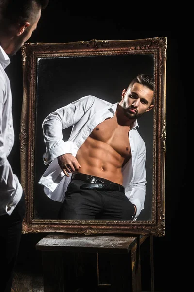 Homme macho musclé avec corps d'athlète sexy près miroir vintage — Photo