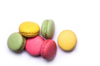 renkli macaron, beyaz arka plan üzerinde izole lezzetli Kurabiye
