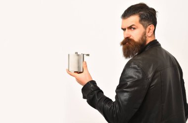 Metalik deri ceket kavanoza ile ciddi sakallı adam hipster