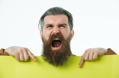 bağırarak sakallı adam hipster yeşil kağıt üzerinde beyaz izole ile