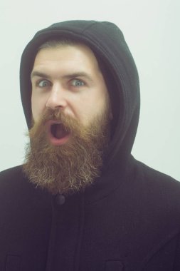 Sakallı mutlu acımasız beyaz adam siyah ceket ve hood