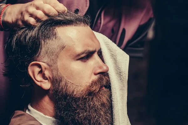 Homem barbudo com barba longa recebendo corte de cabelo elegante — Fotografia de Stock