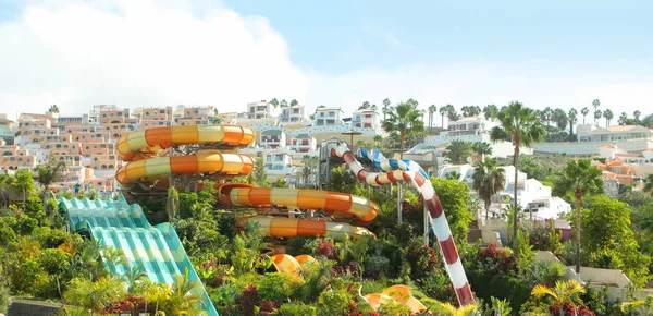 Mooie water of aqua park met kleurrijke glijbanen — Stockfoto