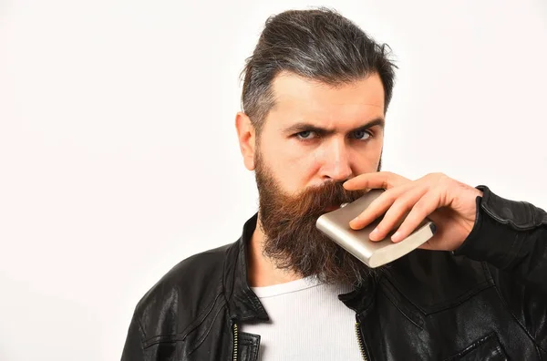 Ernstige bebaarde man hipster met metalen pot in lederen jas — Stockfoto