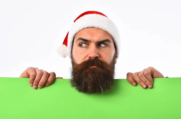 Yeşil kağıt üzerinde beyaz izole ile ciddi sakallı Noel Baba adam — Stok fotoğraf