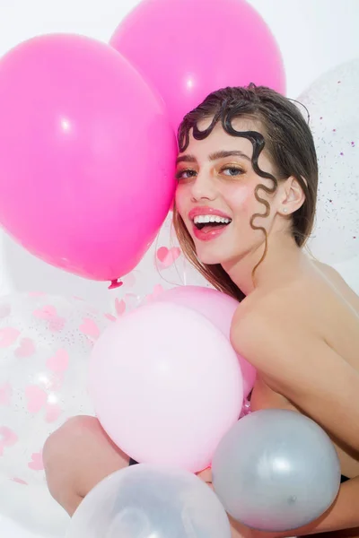 Glückliches hübsches Mädchen mit Party-Luftballons — Stockfoto