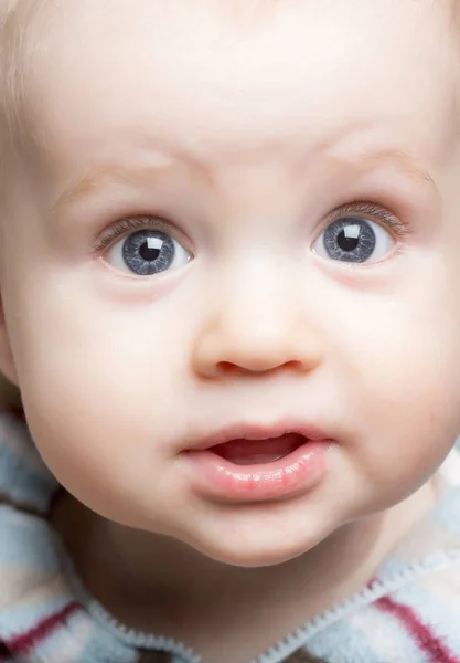 Schattige happy babyjongen met lachende gezicht leggen — Stockfoto
