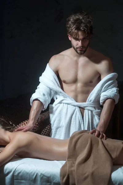 Sexy donna su spa salone massaggio con barbuto bello terapeuta — Foto Stock