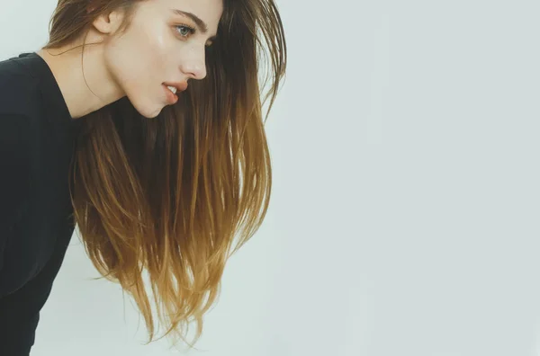 Красива дівчина з довгим світлим волоссям — стокове фото