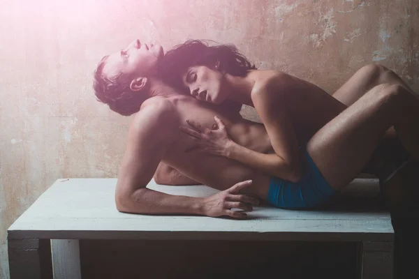 Молодая пара мускулистых мужчин и довольно сексуальная женщина — стоковое фото