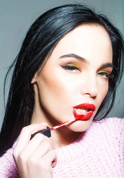 Sexy vrouw met rode lippen en lange haren houden mascara — Stockfoto