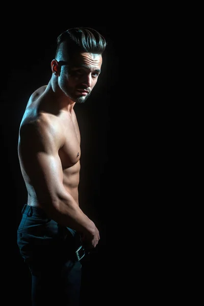 Bonito muscular macho homem com sexy atleta corpo no calças — Fotografia de Stock