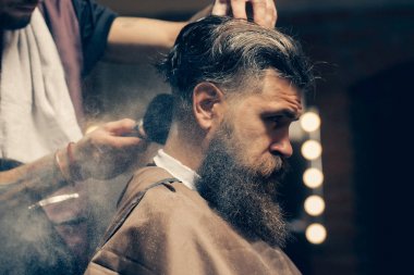 Makyaj fırça ile cilt üzerinde toz alma adam sakallı