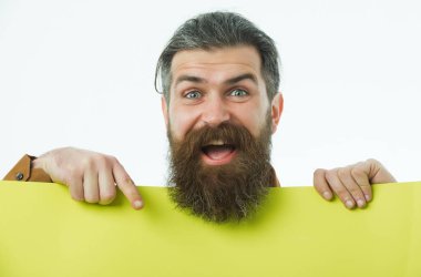 mutlu sakallı adam hipster yeşil kağıt üzerinde beyaz izole ile