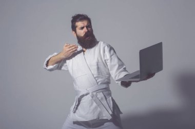 kimono dizüstü bilgisayar ile ciddi karate adam sakallı