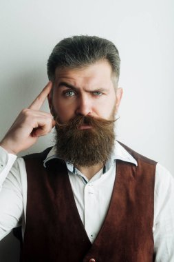 sakallı adam, acımasız beyaz hipster ciddi bir yüz ile