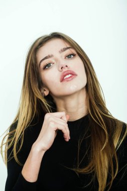 uzun sarı saçlı güzel kız