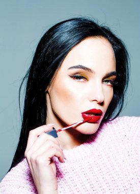 Kırmızı dudaklar ve uzun saçlı seksi kadınla tutun rimel