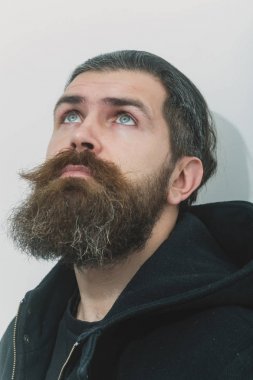 Sakallı ciddi acımasız beyaz adam siyah ceketli