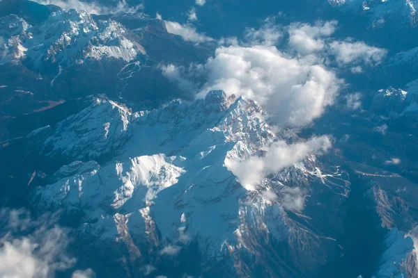 Pics de montagne enneigés idylliques sous les nuages de l'avion — Photo