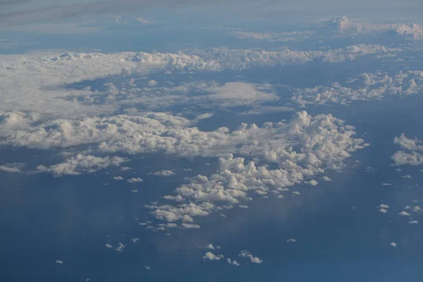 Nuvens suaves brancas no céu azul idílico — Fotografia de Stock
