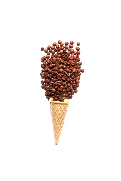 Вафельний або вафельний конус морозива з коричневими кавовими зернами — стокове фото