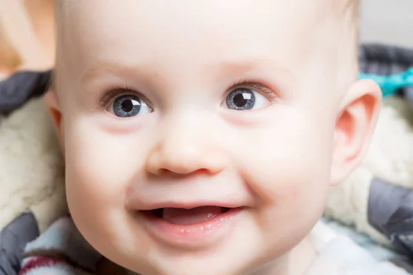 Lindo niño feliz bebé con la cara sonriente que pone — Foto de Stock
