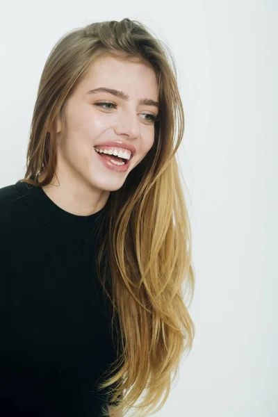 Chica bonita feliz con el pelo largo y rubio en negro —  Fotos de Stock