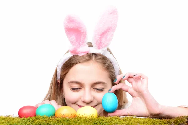 Ευτυχισμένος κορίτσι Πάσχα στα αυτιά λαγουδάκι με πολύχρωμα βαμμένα αυγά — Φωτογραφία Αρχείου