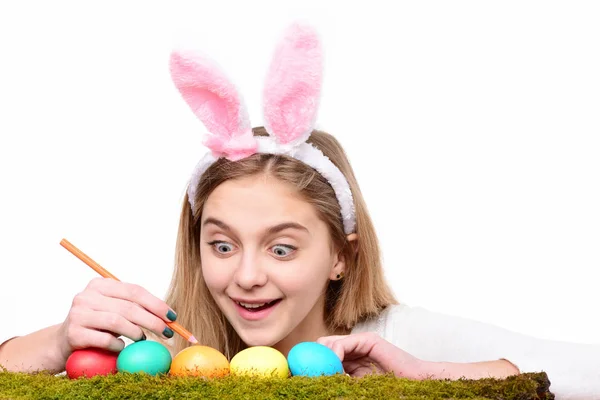 Feliz chica de Pascua en orejas de conejo con huevos pintados, lápiz —  Fotos de Stock